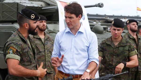Canada's Prime Minister Justin Trudeau speaks with Spanish soldiers as he visits NATO eFP Canadian-led battlegroup troops in Adazi military base, Latvia July 10, 2018 - Sputnik International