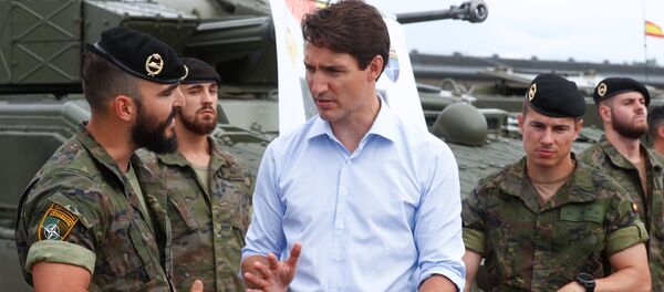 Canada's Prime Minister Justin Trudeau speaks with Spanish soldiers as he visits NATO eFP Canadian-led battlegroup troops in Adazi military base, Latvia July 10, 2018 - Sputnik International