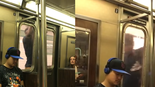 Subway Surfing? New York Man Takes Unconventional Commute - Sputnik International