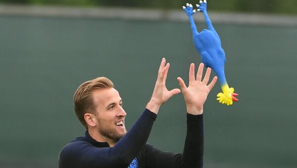 England's Harry Kane plays with a toy rooster during the national soccer team's training session in St. Petersburg, Russia, July 10, 2018. - Sputnik International