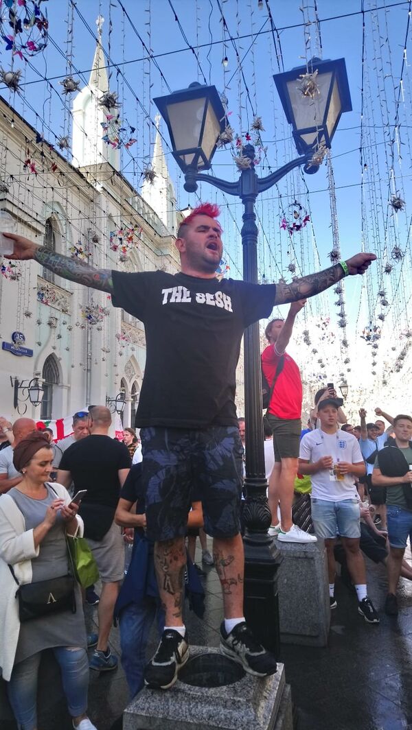 England's fan cheers waiting for the World Cup semifinal soccer match between Croatia and England in Moscow, Russia England's fan cheers waiting for the World Cup semifinal soccer match between Croatia and England in Moscow, Russia - Sputnik International