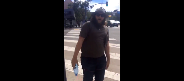 Verizon customer goes on racist rant after being denied service at local phone store in California - Sputnik International