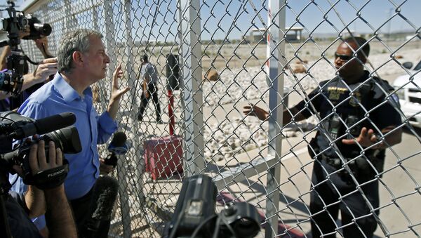 An agent with the Department of Homeland Security denies access to New York City Mayor Bill de Blasio, left, to the holding facility for immigrant children in Tornillo, Texas, near the Mexican border, Thursday, June 21, 2018. - Sputnik International