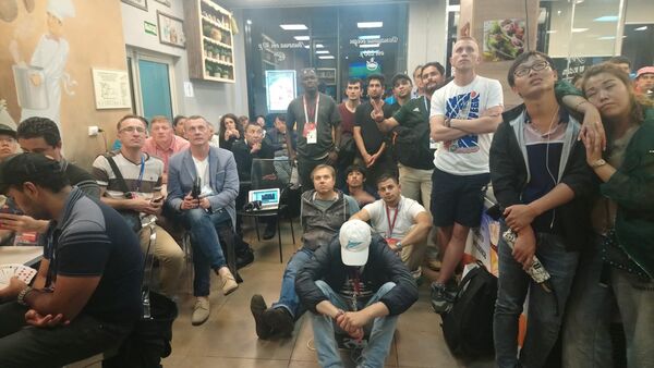 Fans in a cafe outside Moscows Luzhniki stadium during England-Croatia match - Sputnik International