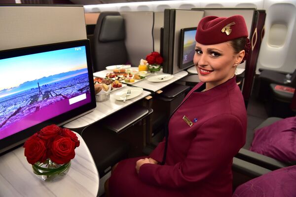 Qatar Airways's flight attendant presents company's business class - Sputnik International