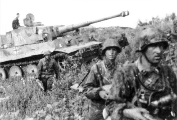 Waffen SS Division Das Reich units with a Tiger I tank. Kursk, 1943.  - Sputnik International
