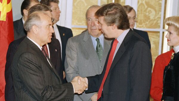 Soviet leader Mikhail Gorbachev shakes hands with New York financier Donald Trump, the State Department in Washington on Wednesday, Dec. 9, 1987 prior to luncheon in Gorbachev?s honor - Sputnik International