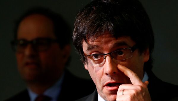 Newly elected regional leader of Catalonia Quim Torra (back) and his predecessor Carles Puigdemont attend a news conference in Berlin, Germany May 15, 2018 - Sputnik International