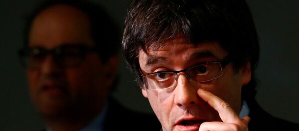 Newly elected regional leader of Catalonia Quim Torra (back) and his predecessor Carles Puigdemont attend a news conference in Berlin, Germany May 15, 2018 - Sputnik International