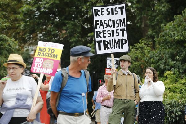 Protesters against the visit of US President Donald Trump gather near an entrance to the US ambassador's residence Winfield House in Regents Park in London on July 12, 2018 - Sputnik International