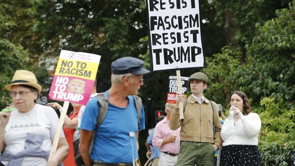Protesters against the visit of US President Donald Trump gather near an entrance to the US ambassador's residence Winfield House in Regents Park in London on July 12, 2018 - Sputnik International