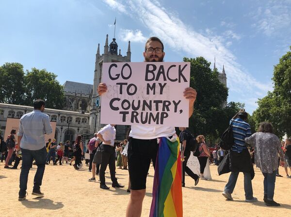 A protestor holding a placard at an anti-Trump rally in central London - Sputnik International