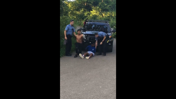 Park police in Minneapolis pulled their guns on a group of young black boys Tuesday and detained them after after a 911 caller fed them with misinformation, according to witnesses. - Sputnik International