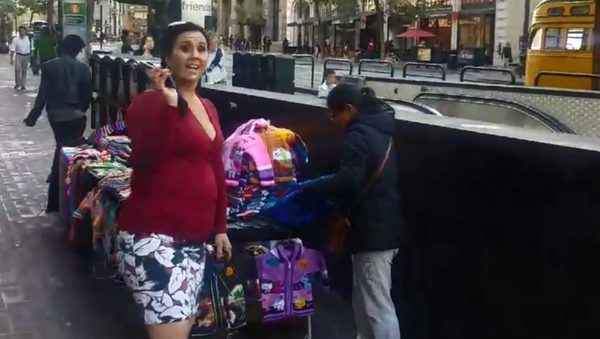 US woman runs away after bystander films her harassing street vendor and asks netizens to reveal her employer - Sputnik International