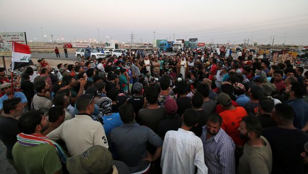 Protesters block the road to Iraq's Umm Qasr port, south of Basra, Iraq July 13, 2018. - Sputnik International