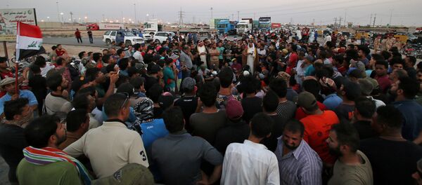 Protesters block the road to Iraq's Umm Qasr port, south of Basra, Iraq July 13, 2018. - Sputnik International