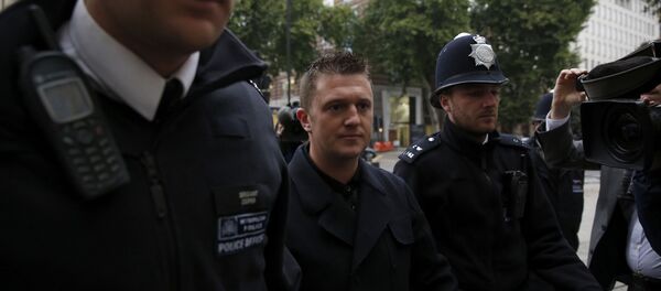 Tommy Robinson the former leader of the far-right EDL English Defence League group is flanked by police officers as he arrives for an appearance at Westminster Magistrates Court in London, Wednesday, Oct. 16, 2013 Tommy Robinson the former leader of the far-right EDL English Defence League group is flanked by police officers as he arrives for an appearance at Westminster Magistrates Court in London, Wednesday, Oct. 16, 2013 - Sputnik International