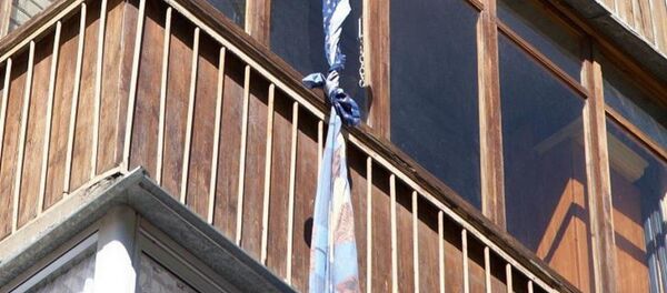 Sheet hangs from a window - Sputnik International