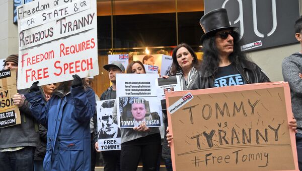 Members of the Australian Liberty Alliance (ALA) and supporters protest outside the British consulate in support of jailed British right-wing activist and former leader to the English Defence League (EDL) Tommy Robinson, aka Stephen Christopher Yaxley-Lennon, in Melbourne on June 9, 2018 - Sputnik International