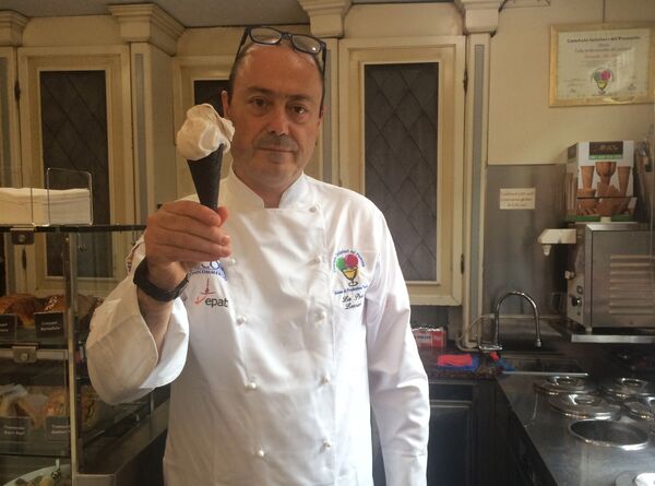 Owner of Gelateria Miretti, Leonardo La Porta holds an ice cream he created and named it CR7 in honour of soccer player Cristiano Ronaldo, Thursday July 12, 2018 Owner of Gelateria Miretti, Leonardo La Porta holds an ice cream he created and named it CR7 in honour of soccer player Cristiano Ronaldo, Thursday July 12, 2018 - Sputnik International