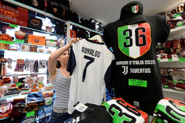 A woman adjusts a Juventus jersey with the name of Cristiano Ronaldo at a souvenir shop in Turin, Italy July 11, 2018 A woman adjusts a Juventus jersey with the name of Cristiano Ronaldo at a souvenir shop in Turin, Italy July 11, 2018 - Sputnik International