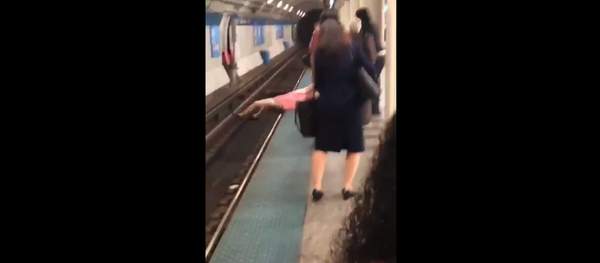 Chicago man yelling racial slurs at commuters gets dose of karma after black man punches him Chicago man yelling racial slurs at commuters gets dose of karma after black man punches him - Sputnik International