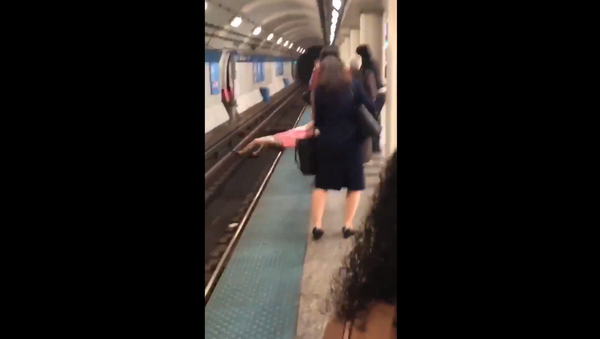 Chicago man yelling racial slurs at commuters gets dose of karma after black man punches him - Sputnik International