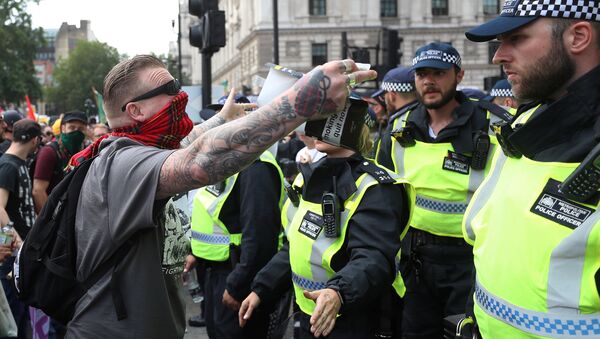 Supporters of English Defence League founder Tommy Robinson are confronted by police officers as they demonstrate in London, Britain July 14, 2018. - Sputnik International