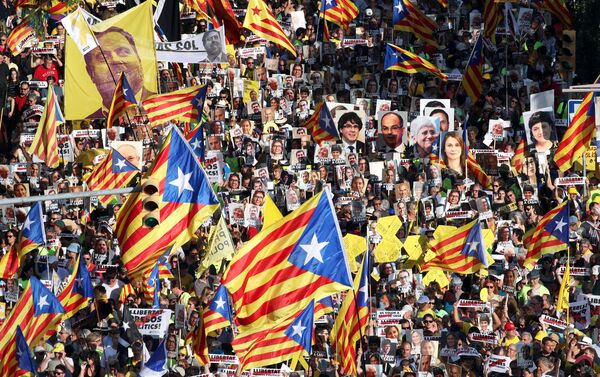 People hold banners during a protest against the imprisonment of the Catalan separatist leaders, in Barcelona, Spain, July 14, 2018. - Sputnik International