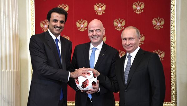 Putin Passes Symbolic FIFA World Cup Baton to Qatari Emir - Sputnik International