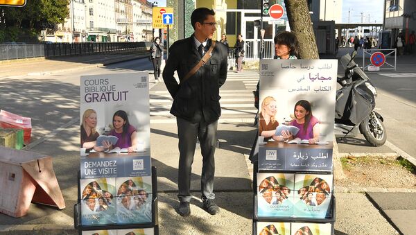 Members of the Jehovah's Witnesses display brochures on October 20, 2017 in Nantes, western France - Sputnik International