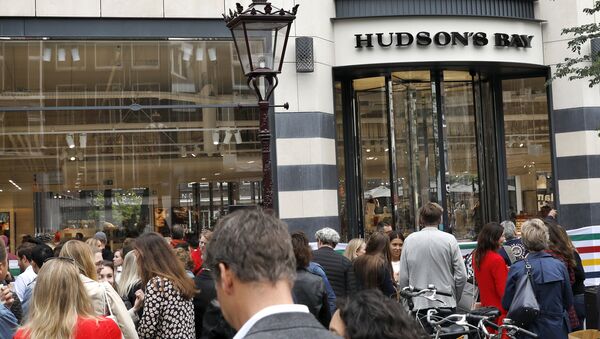 Consumers attend the opening of the first Canadian retail business group Hudson's Bay Company store in Amsterdam, The Netherlands, on September 5, 2017 - Sputnik International