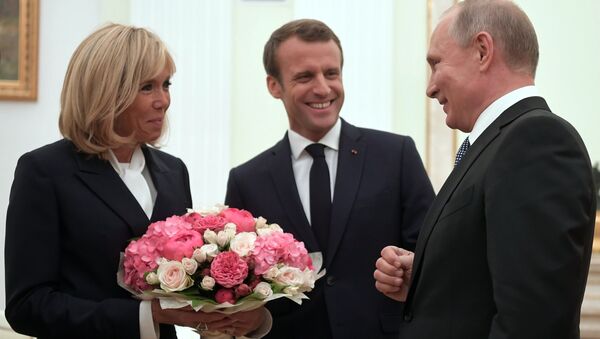 Russian Presiden Vladimir Putin Meets French President Emmanuel Macron and Wife - Sputnik International
