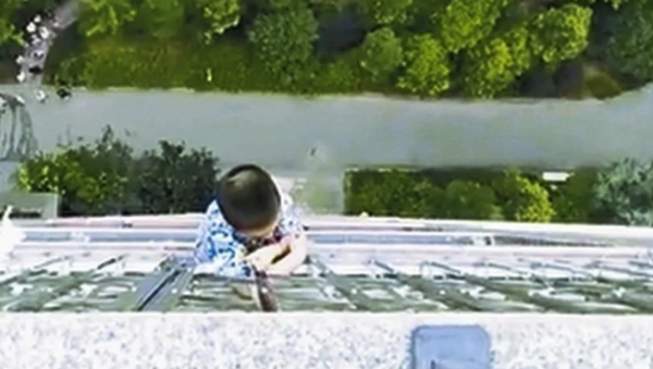 Boy hanging for balcony in China - Sputnik International