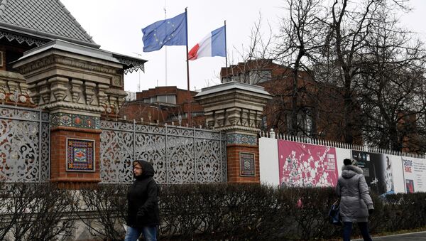 (File) People walk past the French embassy in Moscow on November 10, 2017 - Sputnik International