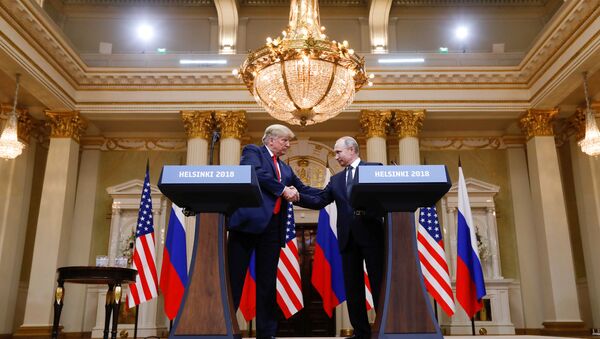 US-Präsident Donald Trump (l.) und Wladimir Putin vor der Pressekonferenz in Helsinki - Sputnik International
