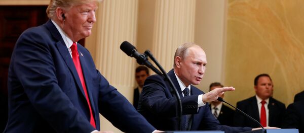 El presidente de Estados Unidos, Donald Trump, durante la reunión con su homólogo ruso, Vladímir Putin El presidente de Estados Unidos, Donald Trump, durante la reunión con su homólogo ruso, Vladímir Putin - Sputnik International