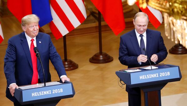 El presidente de Estados Unidos, Donald Trump, durante la reunión con su homólogo ruso, Vladímir Putin - Sputnik International