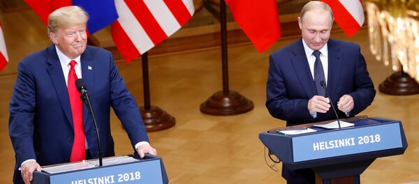 El presidente de Estados Unidos, Donald Trump, durante la reunión con su homólogo ruso, Vladímir Putin - Sputnik International