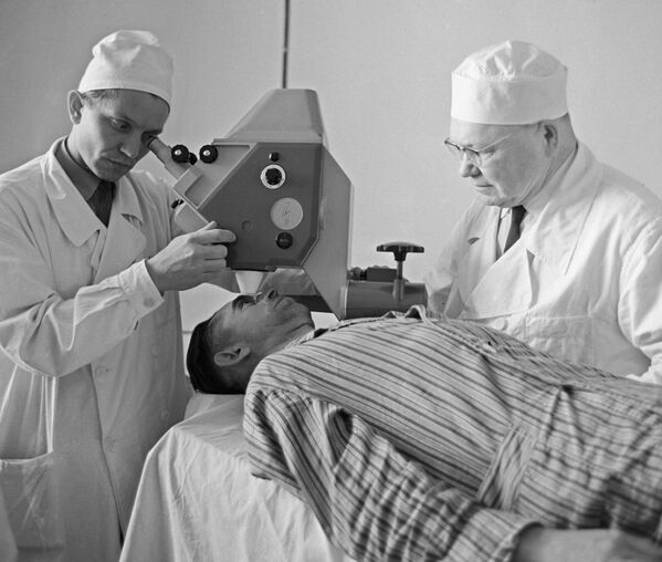 Хирурги проводят глазную операцию с помощью лазера в Клинике глазных болезней - Sputnik International
