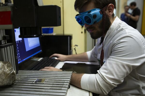 Студент НИЯУ МИФИ выполняет задание WorldSkills по компетенции Лазерные технологии - Sputnik International