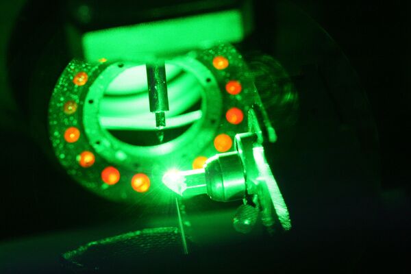Операция лазерной распилки кристалла алмаза на Смоленском ювелирном заводе Кристалл - Sputnik International