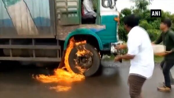 Swabhimani Shetkari Sanghtana workers torch milk truck - Sputnik International