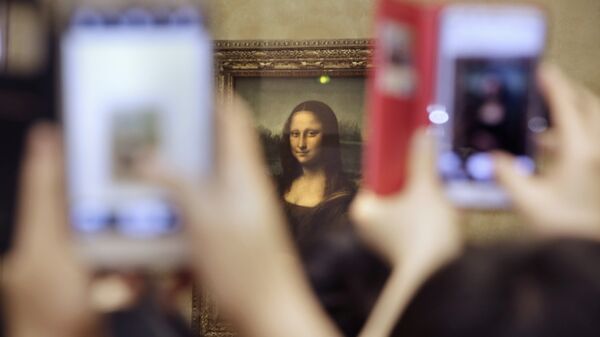 Tourists take pictures for Leonard de Vinci's La Joconde painting, Mona Lisa, at the Louvre museum in Paris, France, Thursday, Nov.19, 2015 - Sputnik International