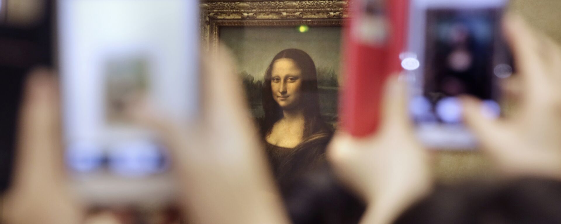 Tourists take pictures for Leonard de Vinci's La Joconde painting, Mona Lisa, at the Louvre museum in Paris, France, Thursday, Nov.19, 2015 - Sputnik International, 1920, 07.06.2019