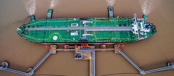 An oil tanker unloads crude oil at a crude oil terminal in Zhoushan, Zhejiang province, China July 4, 2018 - Sputnik International