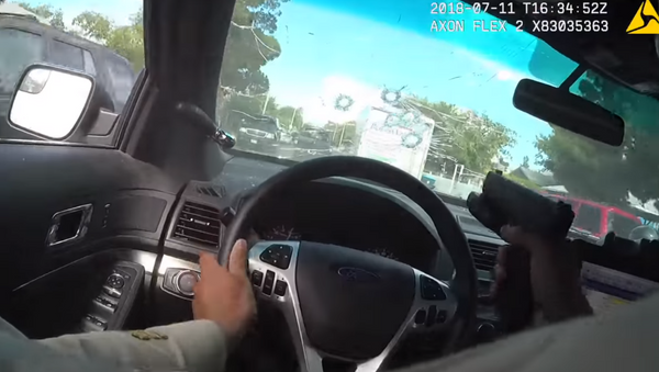 Bodycam footage shows officer with the Las Vegas Metropolitan Police Department shoot at murder suspects during car chase - Sputnik International