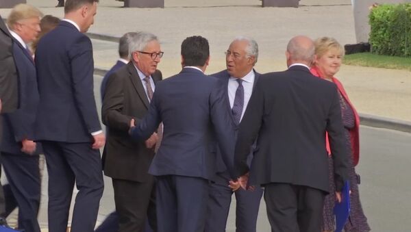 In this Wednesday, July 11, 2018 grab taken from video, European Union leader Jean-Claude Juncker, centre left is helped by Heads of States, at Brussels Parc Cinquantenaire, in Brussels, Belgium - Sputnik International