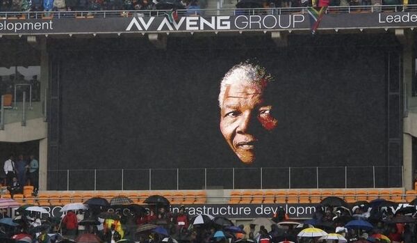 Les Sud-Africains ont percé un cordon de police pour faire leurs adieux à Mandela Les Sud-Africains ont percé un cordon de police pour faire leurs adieux à Mandela - Sputnik International