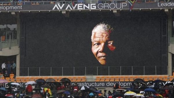 Les Sud-Africains ont percé un cordon de police pour faire leurs adieux à Mandela - Sputnik International